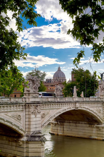 Θέα κατά μήκος του ποταμού Τίβερη προς τη Βασιλική του Αγίου Πέτρου στη Ρώμη, Ιταλία. - Φωτογραφία, εικόνα