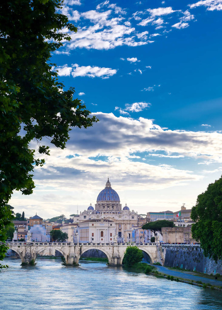 Veduta sul fiume Tevere verso la Basilica di San Pietro a Roma
. - Foto, immagini