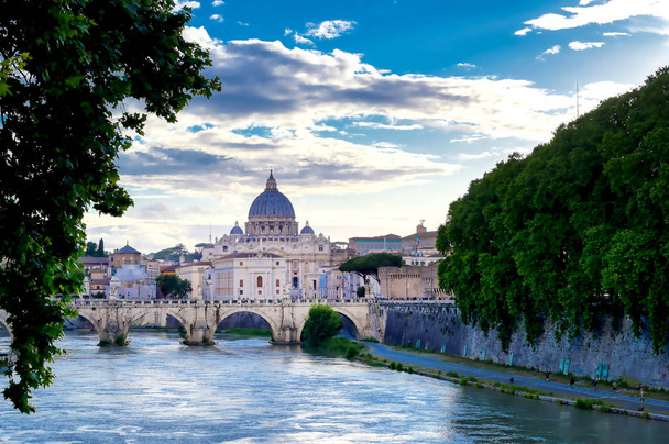 Tiber Nehri boyunca Roma, İtalya 'daki Aziz Peter Bazilikası' na doğru bir manzara.. - Fotoğraf, Görsel
