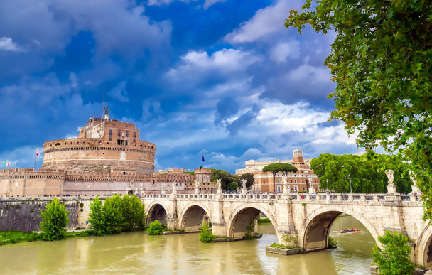 Castel Sant 'Angelo βρίσκεται στον ποταμό Τίβερη στη Ρώμη, Ιταλία. - Φωτογραφία, εικόνα