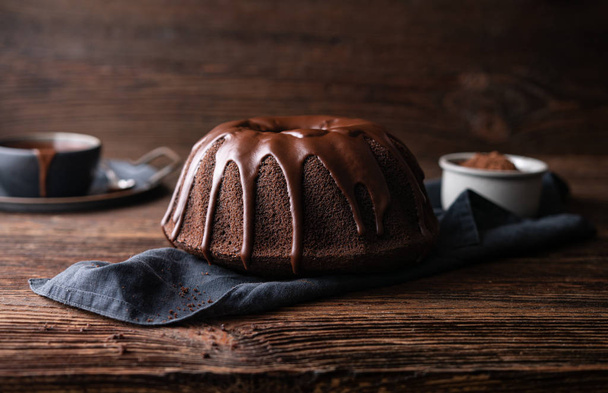 Delicioso postre, pastel de chocolate negro rematado con esmalte de ganache
 - Foto, imagen