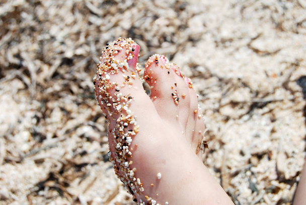 Blisko pięknej stopy z piaskiem i kamieniem na niej, na plaży w Martigues, Marsylia we Francji - Zdjęcie, obraz