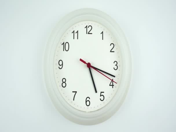 Κοντινό πλάνο Λευκό ρολόι ώρα 05.18 πμ ή μμ, το δεύτερο χέρι κινείται αργά, έννοια του χρόνου. - Πλάνα, βίντεο