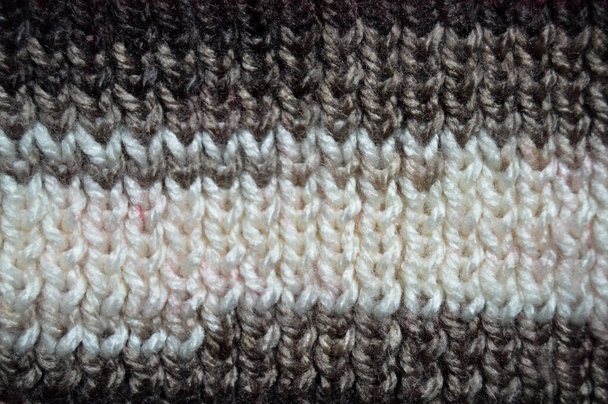 Handgemaakte gebreide stof witte en grijze wol achtergrond textuur - Foto, afbeelding