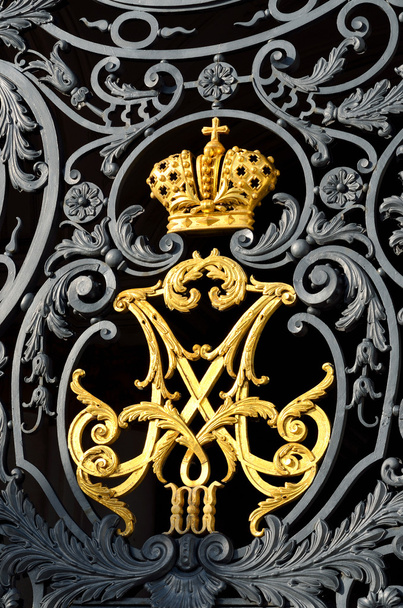 Couronne de famille impériale russe en or sur les portes de l'Ermitage
 - Photo, image