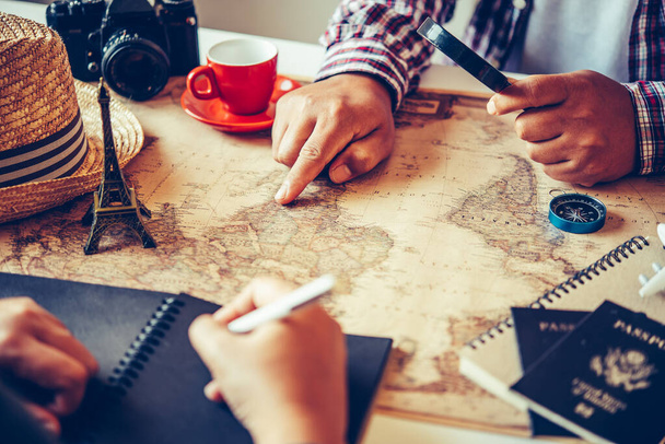 Путешественники планируют путешествие путем поиска маршрута на карте
  - Фото, изображение