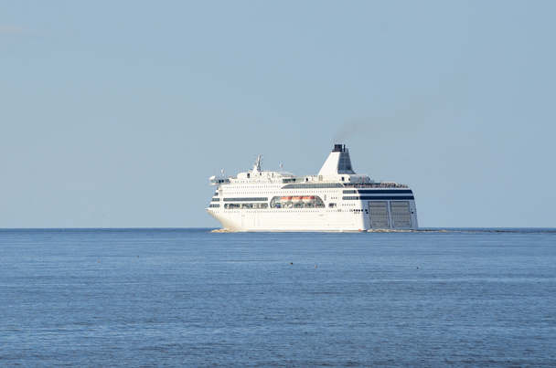 белый пассажирский паром покидает порт Риги
 - Фото, изображение
