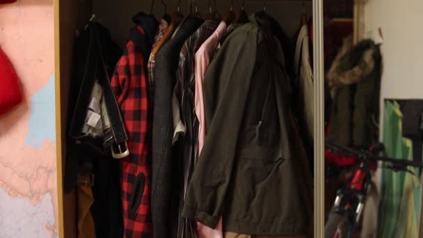 Kleidung und Bügeleisen im Kleiderschrank - Filmmaterial, Video