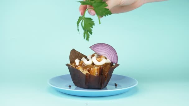 Fashionable food design. onion slice put on a cream cake - Filmati, video