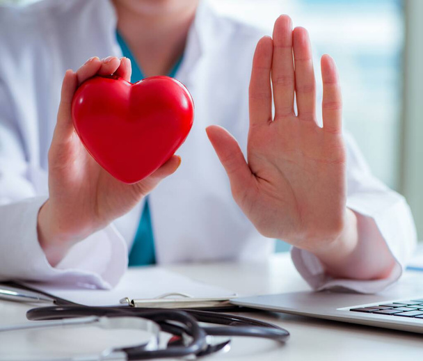 Arzt prüft Herz in medizinischem Konzept - Foto, Bild