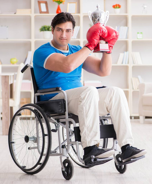 Boxeador discapacitado en silla de ruedas recuperándose de una lesión - Foto, Imagen