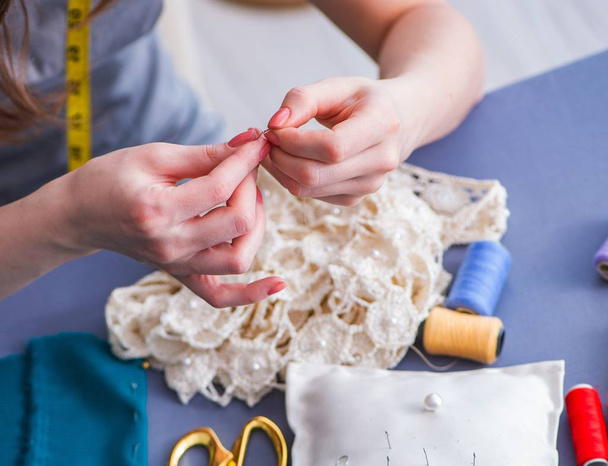 Γυναίκα ράφτης που εργάζεται σε ένα ράψιμο ενδυμάτων μέτρησης fa - Φωτογραφία, εικόνα