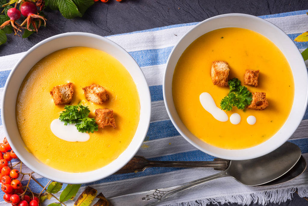 Deliziosa zuppa di zucca con crostini e latte di cocco - Foto, immagini