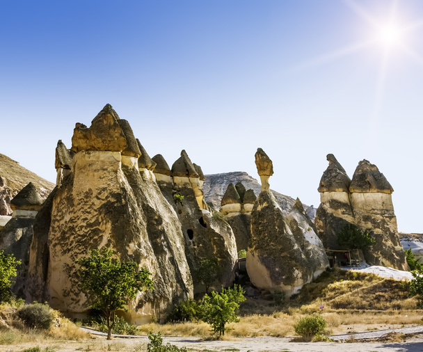 Bizarre rock formations of volcanic Tuff and basalt in Cappadoci - Foto, imagen