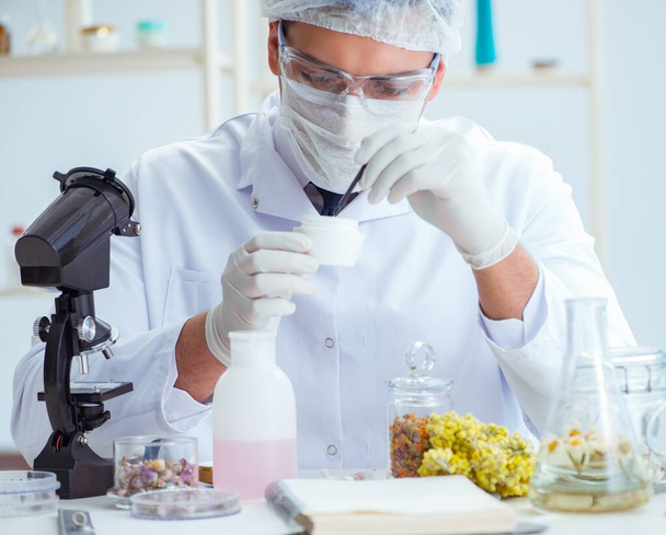Químico mezclando perfumes en el laboratorio - Foto, imagen