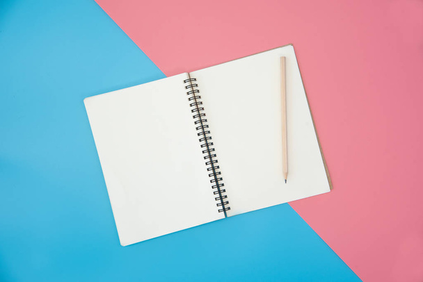 blanco notitieboekje met potlood op kleur achtergrond - Foto, afbeelding