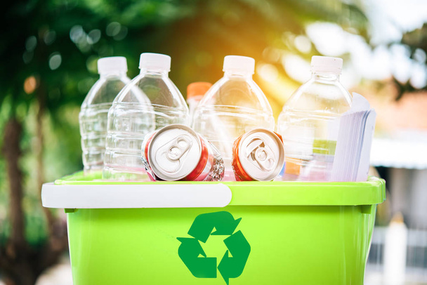 Δοχείο πλαστικό για ανακύκλωση, Concept πράσινο - Φωτογραφία, εικόνα