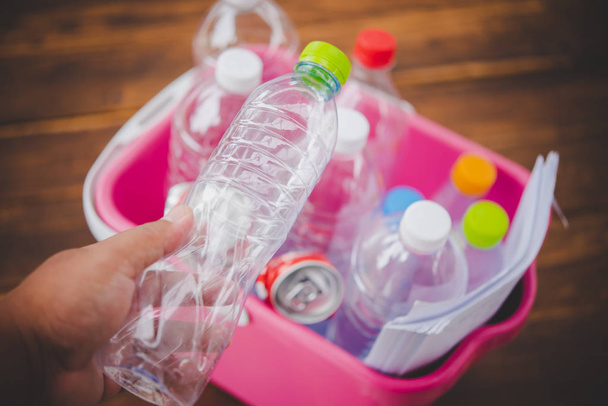 Handen vasthouden flessen voor recycling, groen concept - Foto, afbeelding