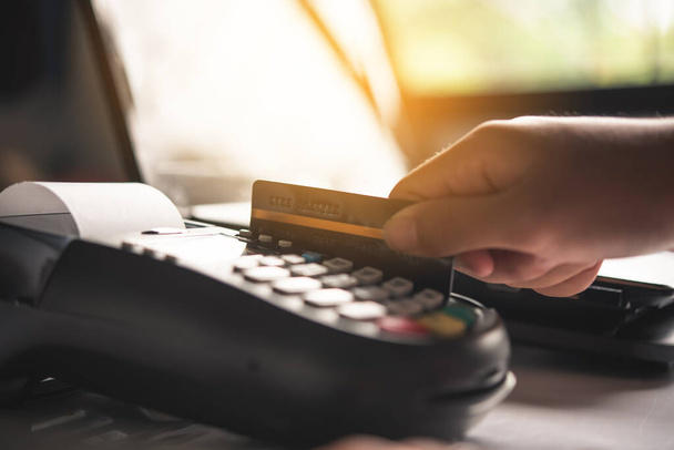 Оплата кредитной картой, покупка и продажа товаров с использованием системы Cred
 - Фото, изображение