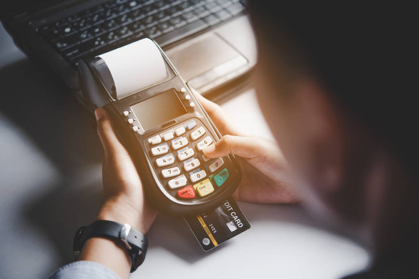 Paying by credit card , buying and selling products using a cred - Fotoğraf, Görsel