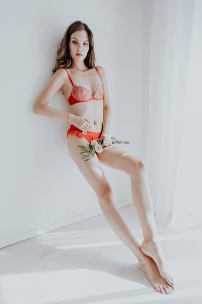 güzel kadını çiçekler moda portre ile kırmızı iç çamaşırı - Fotoğraf, Görsel