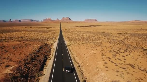 increíble plano aéreo de coche de plata conduciendo a lo largo de increíble carretera desierto de piedra arenisca americana en monumentos valle usa
 - Imágenes, Vídeo