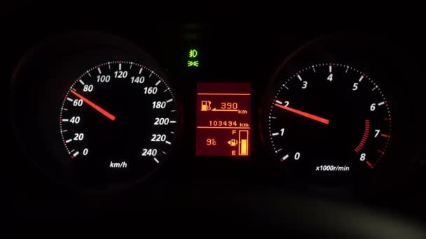 zbliżenie widok deski rozdzielczej w samochodzie w nocy panel sterowania czasu - Materiał filmowy, wideo