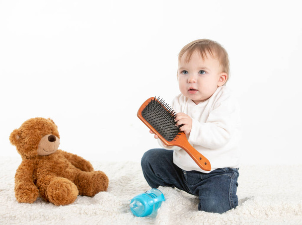 Baby playing with a comb - Foto, immagini