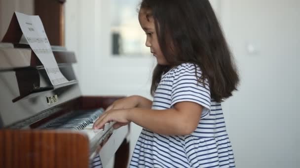 Ασιατικό κοριτσάκι που μαθαίνει να παίζει πιάνο - Πλάνα, βίντεο