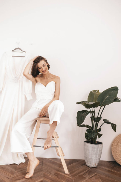 Modern bride in a luxurious interior. Beautiful young bride in white wedding dress indoors - Foto, Imagem