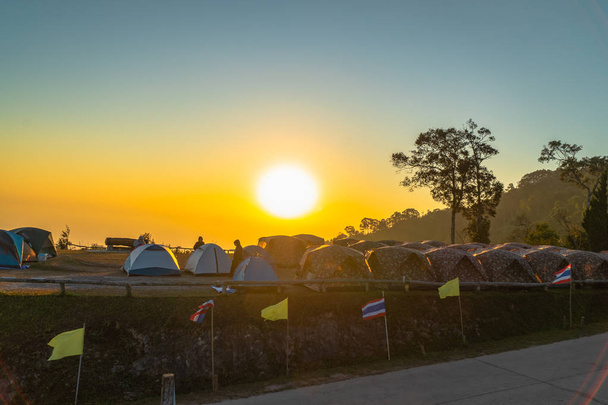 схід сонця над табором на вершині гори Кхун Сатан Нація парк Нація Нан Таілан - Фото, зображення