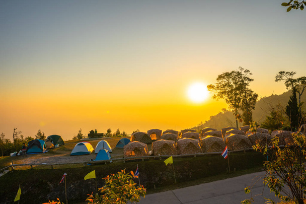 nascer do sol acima acampar no topo da montanha de Khun Sathan Nation Park Nan província Thailan
 - Foto, Imagem