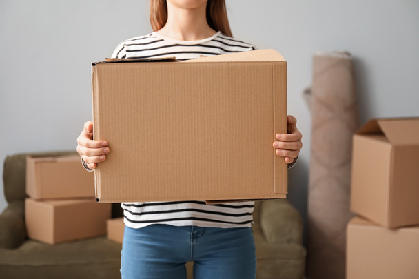 Fiatal nő mozgó dobozokkal az új házban - Fotó, kép