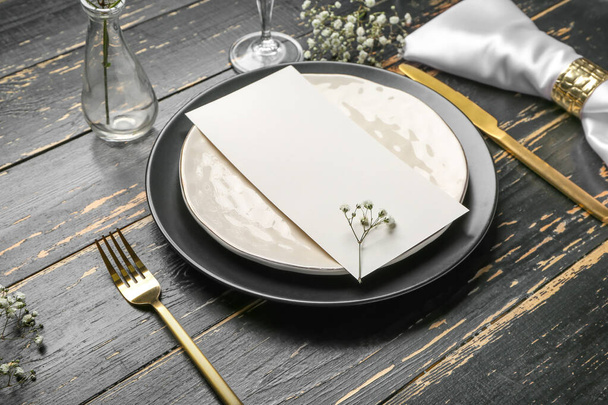 Piękne ustawienie stołu z pustym menu na ciemnym drewnianym tle - Zdjęcie, obraz