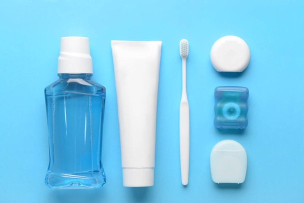 Set für Dentalhygiene auf farbigem Hintergrund - Foto, Bild
