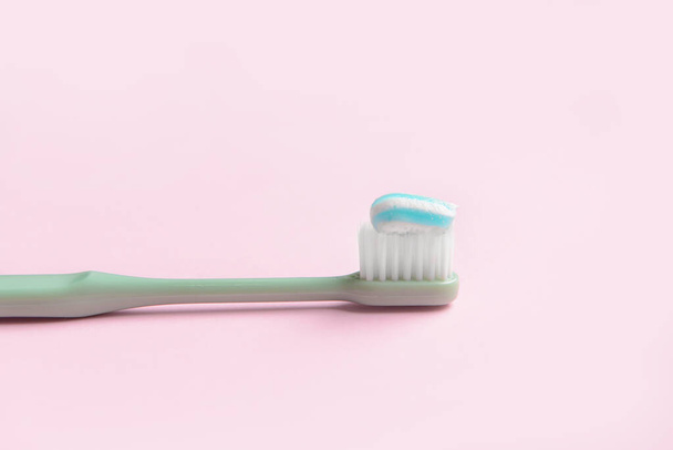 Tooth brush with paste on color background - Foto, Imagem