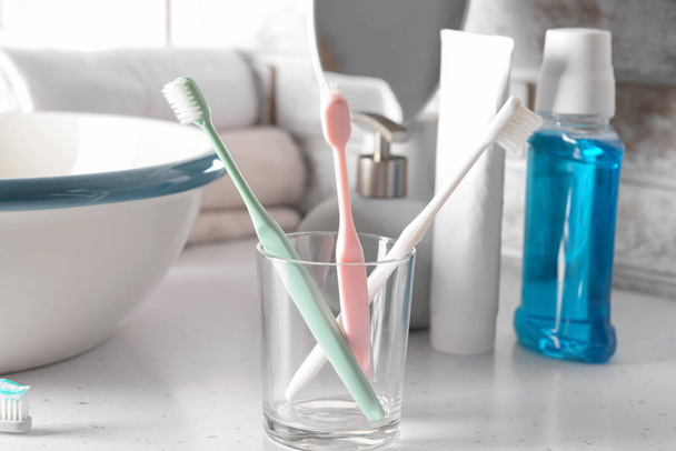 Halter mit Zahnbürsten auf dem Tisch im Badezimmer - Foto, Bild