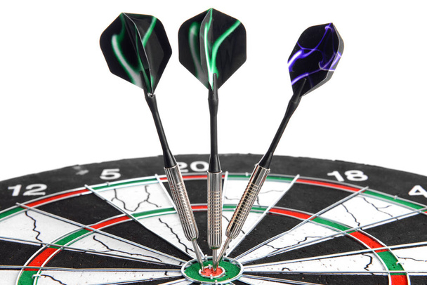 Dartbord met darts op witte achtergrond, close-up - Foto, afbeelding