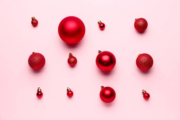 Gyönyörű karácsonyi labdák színes háttér - Fotó, kép