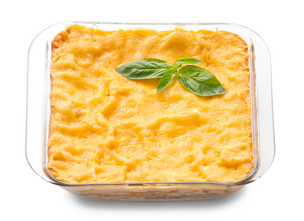 Pekárna s připravenými lasagne na bílém pozadí - Fotografie, Obrázek