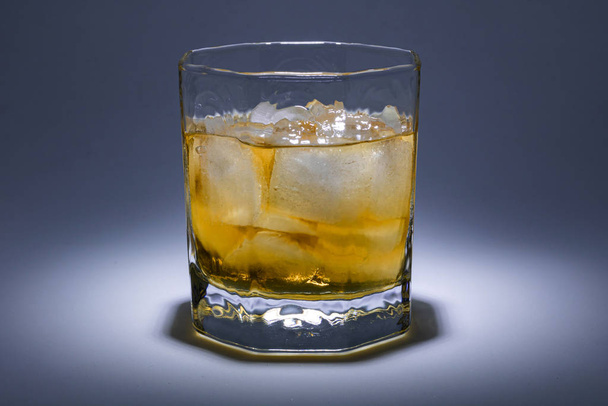 A glass of whiskey with ice. Art installation with lighting from - Foto, immagini