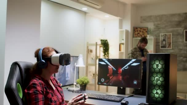 Вид сбоку женщины с рыжими волосами в VR-очках
 - Кадры, видео