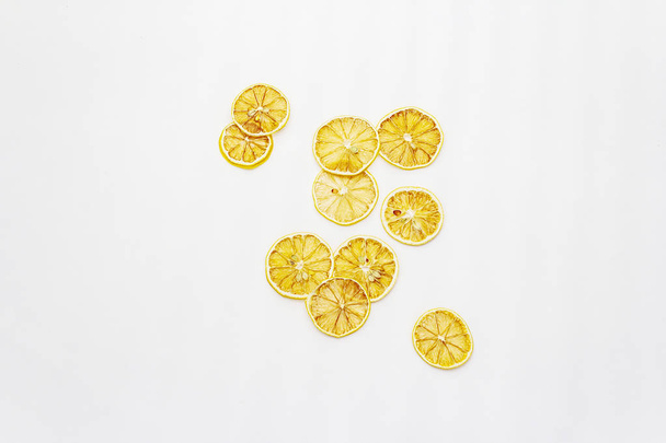 Beyaz arka planda izole edilmiş limon dilimleri. - Fotoğraf, Görsel