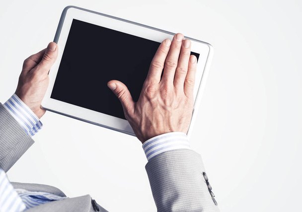 Крупный план предпринимателя с использованием цифрового планшета с чистым дисплеем
 - Фото, изображение