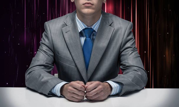 Mann mit gefalteten Händen am Schreibtisch. Internetmanager ohne Gesicht in Business-Anzug und Krawatte auf abstraktem Matrix-Hintergrund. Digitale Technologien und Innovationen. Internetdienstleister - Foto, Bild