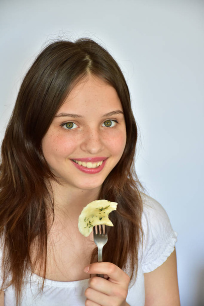 La chica come albóndigas. Cocina nacional ucraniana. Vfrtniki y pelmeni
. - Foto, Imagen