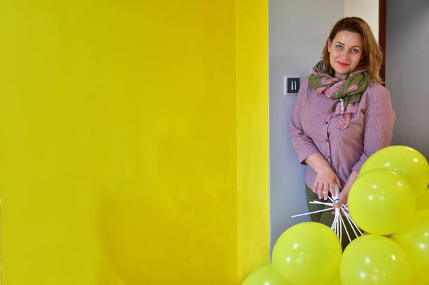 красива жінка з жовтими кульками
 - Фото, зображення