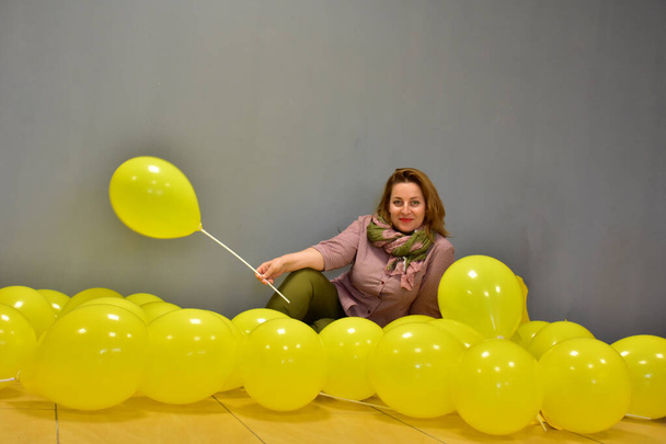 beautiful woman with yellow balls - Valokuva, kuva