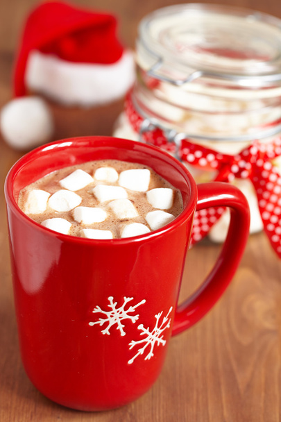 Red mugs with hot chocolate and marshmallows - Φωτογραφία, εικόνα