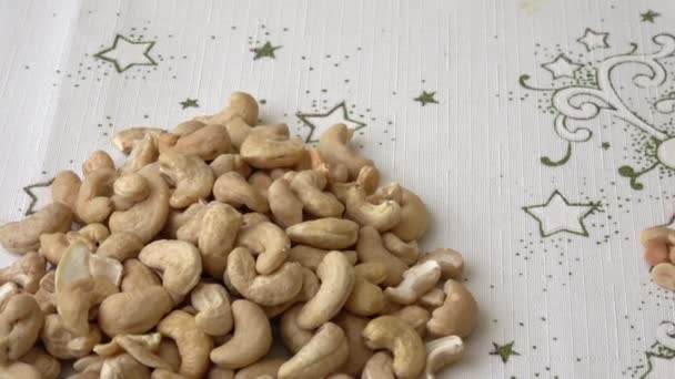 Monet paahdetut, suolatut maapähkinät, cashewpähkinät
  - Materiaali, video
